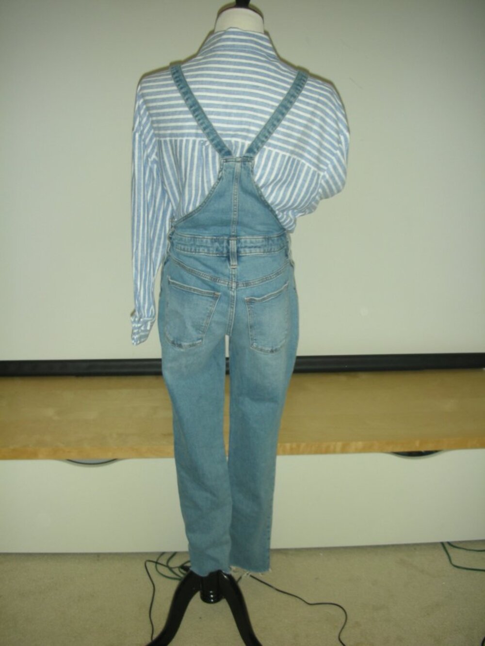 Universal Thread Denim Overalls Size 2/26R Soft Distressed Hem Adjustable Straps - Picture 7 of 10